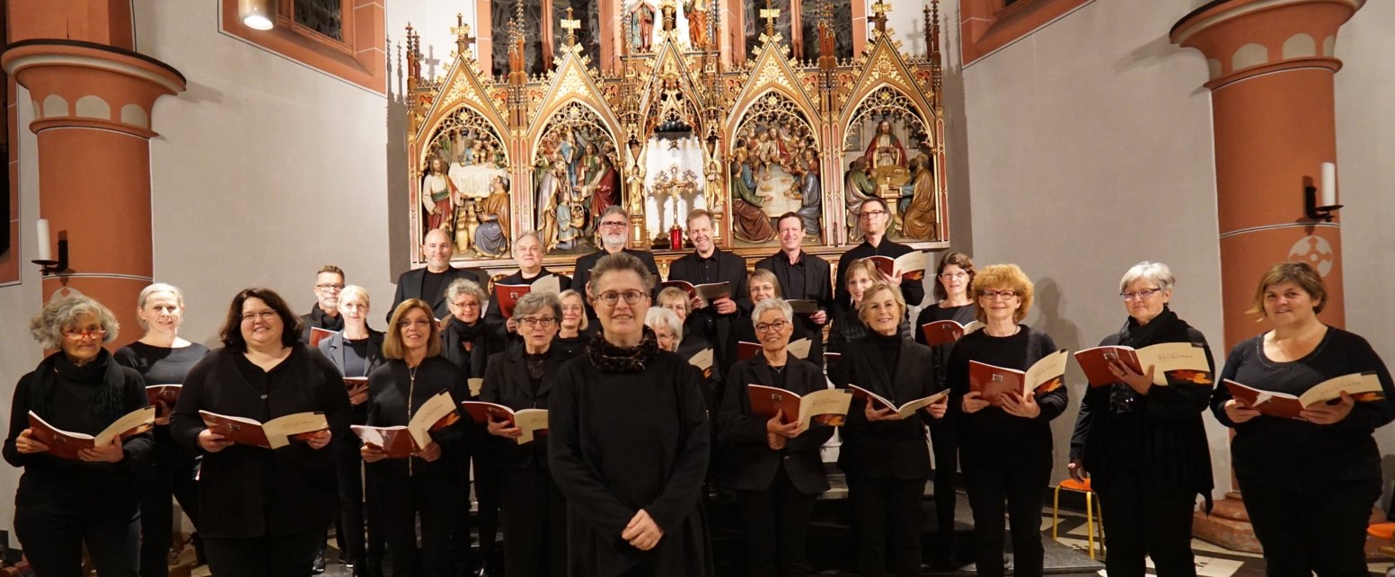 Rutter-Requiem_Pamela König mit Chor_Quelle SE Düsseldorfer Rheinbogen